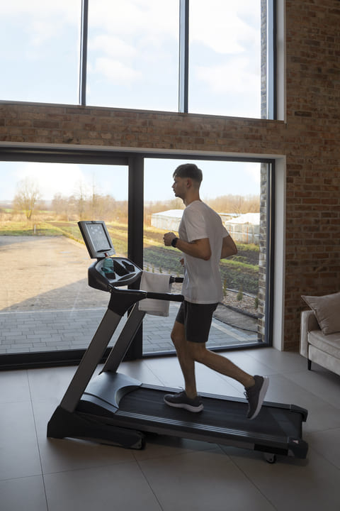 How to walk on a treadmill without hurting your knees?