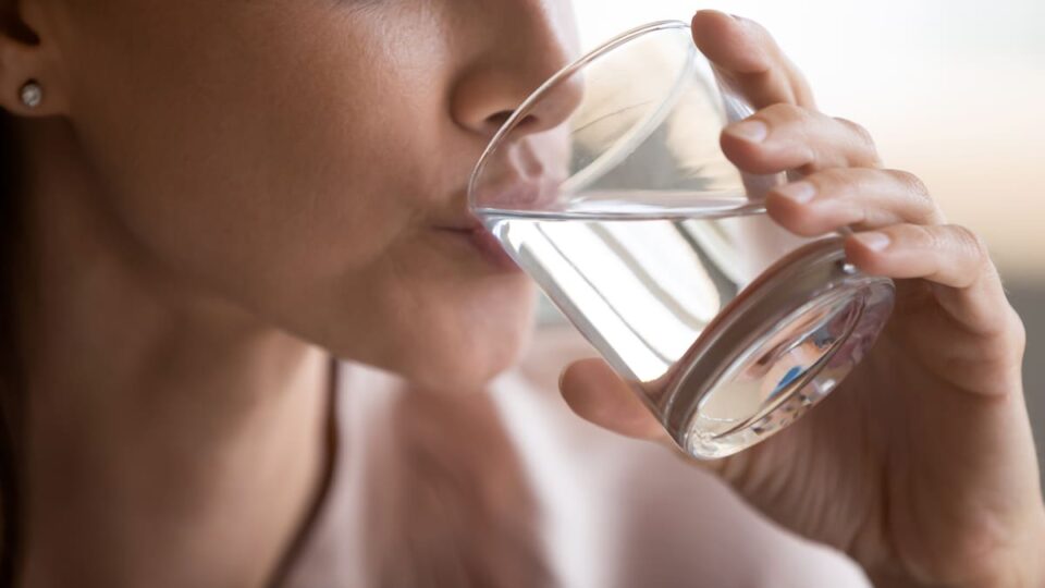 THE CORRECT WAY OF DRINKING WATER AS PER AYURVEDA